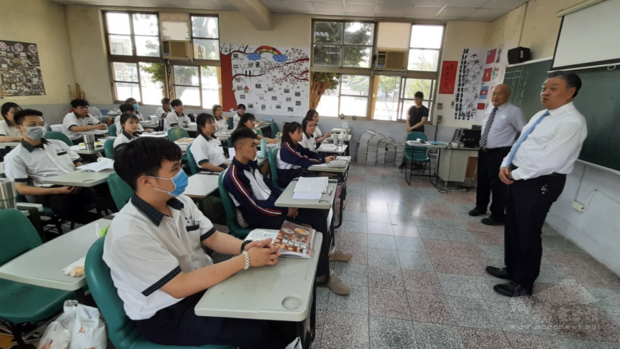 僑委會副委員長呂元榮在新光高中向僑生宣導防疫措施。