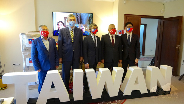 駐土耳其代表處4日舉行10萬片口罩捐贈儀式，土耳其紅新月會委員坎恩（左起）、國會議員古凡克、駐土耳其代表鄭泰祥、國會議員尚菲帝出席。（中央社提供）