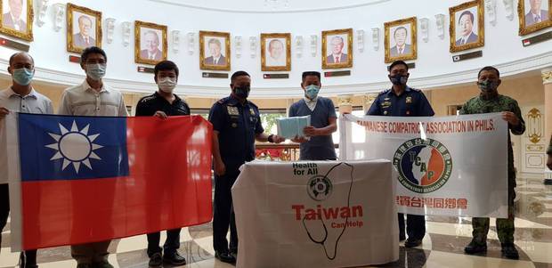 捐贈儀式展示菲律賓臺灣同鄉會會旗及「臺灣可以幫忙」（Taiwan Can Help）圖示。