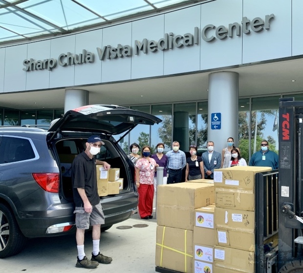 夏普醫院領導人門口相迎，向聖地牙哥台灣中心和僑民表達感謝。（世界日報提供）