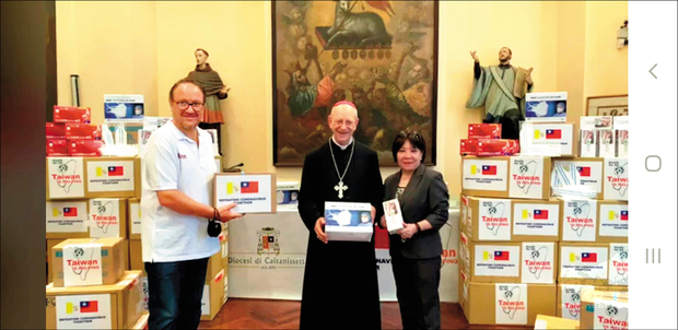 台灣3度捐贈口罩等醫療物資幫助義大利西西里島教區。（歐大福神父提供）