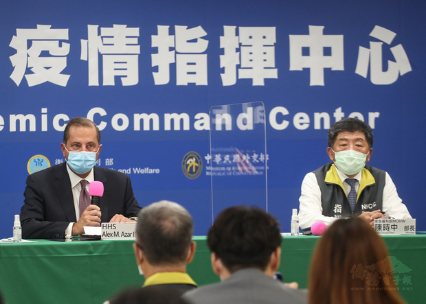 美國衛生部長艾薩（Alex Azar）（左）10日下午至中央流行疫情指揮中心展開交流活動，讚許台灣模式為世界級防疫能力。右為衛生福利部長陳時中。（中央社提供）