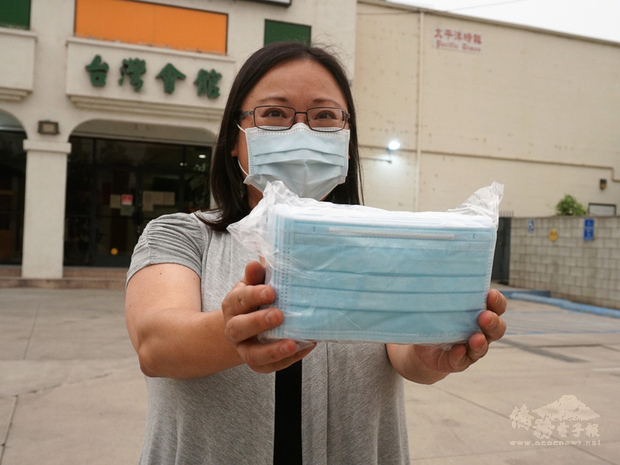 僑務委員楊婉柔透過網路社群，協助427名全美各地台僑訂購60萬片台灣醫療口罩。