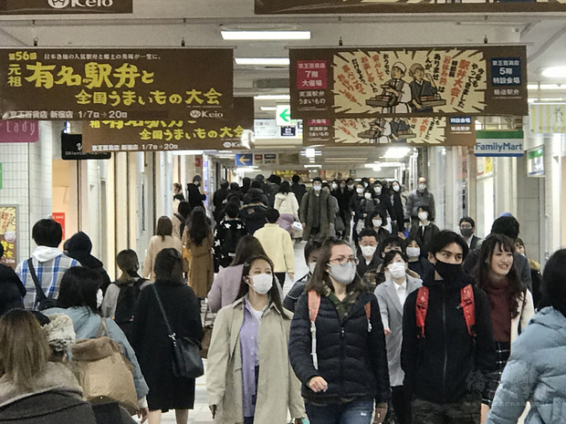 日本疫情擴大，各地在發佈緊急事態宣言下，民眾減少外出。圖為東京新宿車站地下街週末人潮。