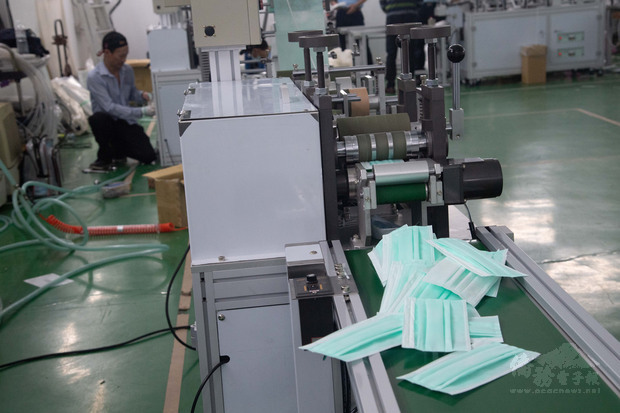 工具機業者派出公司菁英迅速完成任務，創下一個月內完成60台，堪稱是台灣史上最快組裝口罩機紀錄。