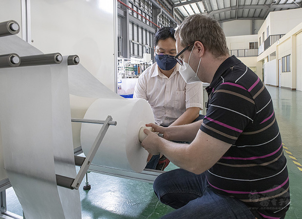 InoCure技術專家多普尼克（Miroslav Doupník）2020年12月初自捷克飛抵台灣，在東建安廠房學習設備操作，並進行實機測試及材料特性驗證，之後返抵捷克。