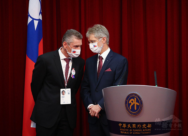 捷克參議院議長維特齊（右）2020年8月底率團訪問台灣，並於9月3日與捷台商會會長狄維什（左）一同出席外交部聯合記者會。