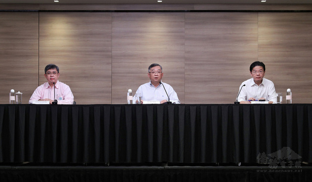 新加坡近期疫情升溫，星國衛生部長顏金勇（中）、教育部長黃循財（右）在線上記者會宣布新措施，包括家中訪客每天最多8人。