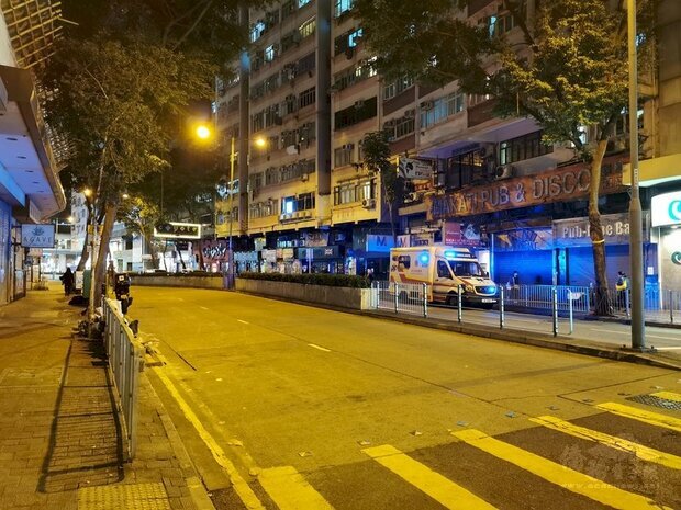香港當局為對抗COVID-19疫情，首度實施封鎖措施，有成千上萬的香港人23日被命令留在家中。