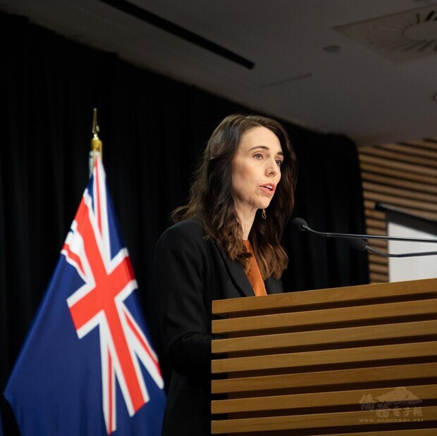 紐西蘭總理阿爾登26日示警，依據衛生官員評估全球疫苗推出情況，紐西蘭邊界在2021年可能仍維持關閉。（圖取自facebook.com/jacindaardern）