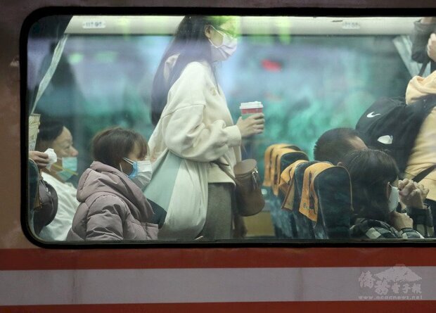 交通部28日宣布升高大眾運輸防疫規格，在春節期間，高鐵、台鐵、客運、國內航線都禁止飲食，違者開罰最高新台幣1萬5千元。