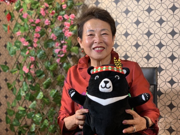 張理瑲抱著”福沙阿熊”愛不釋手