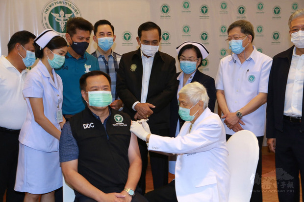 泰國開始為政府公務員、警察和醫護人員施打中國
科興公司的武漢肺炎疫苗。圖為副總理兼公共衛生部長
阿努廷在曼谷率先接種第一劑疫苗。
（公共衛生部提供）