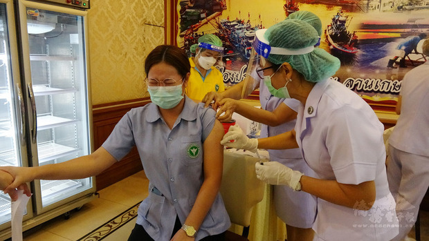 泰國龍仔厝府開始為政府公務員、警察和醫護人員
施打中國科興公司的武漢肺炎疫苗。圖為接種的人露出
緊張的表情。