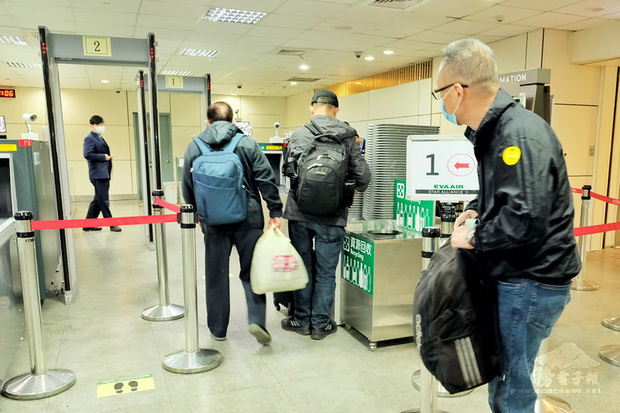 中央流行疫情指揮中心2月24日宣布自1日起鬆綁外籍人士有條件來台及轉機，政策鬆綁首日，來台轉機旅客計有4人。