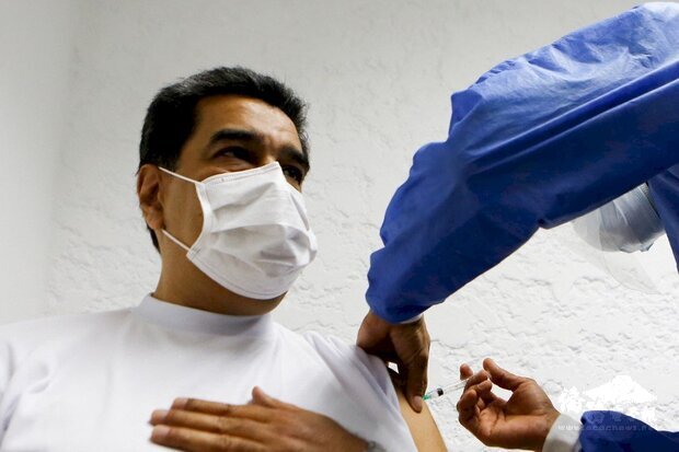 委內瑞拉總統馬杜洛(Nicolas Maduro)公開接種第一劑俄羅斯的史普尼克5號(Sputnik V)COVID-19疫苗。