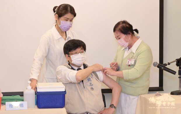 疾管署長周志浩15日率領署內防疫人員接種疫苗。(指揮中心提供)