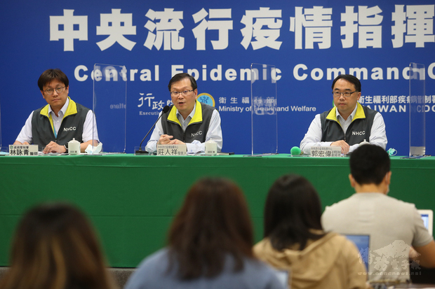 中央流行疫情指揮中心20日公布，國內武漢肺炎新增2例個案，為航空公司貨機機組員。
