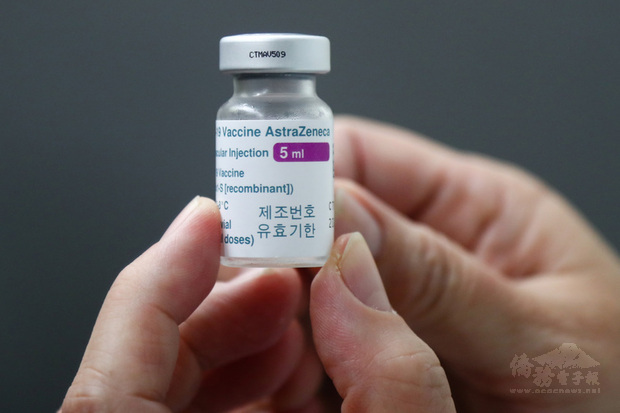 牛津AZ的自費武漢肺炎疫苗開打，疫情指揮中心發言人莊人祥22日表示，21日共有1732人接種，26日前還有5483人預約接種。