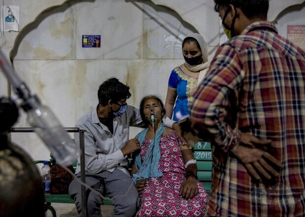 印度COVID-19疫情嚴重，許多染疫而呼吸困難民眾只能就近到附近的供氧站吸收氧氣。