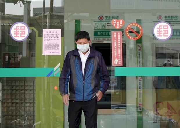 中華郵政公司宣布，明天起雙北地區暫停上樓投遞包裹及快捷郵件服務。