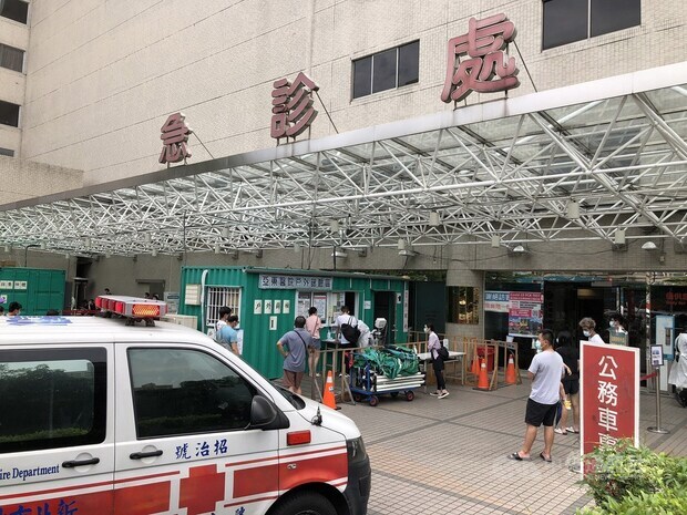 亞東醫院COVID-19院內感染事件 ，其中1確診者死亡。圖為急診病患住院前均需進行PCR篩檢。