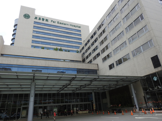 亞東醫院17日爆發院內感染，依中央流行疫情中心公布資訊目前9人確診。院方18日證實，有一名確診者17日下午不幸死亡，但並非指標性個案，是高齡86歲且有多重慢性疾病的患者。