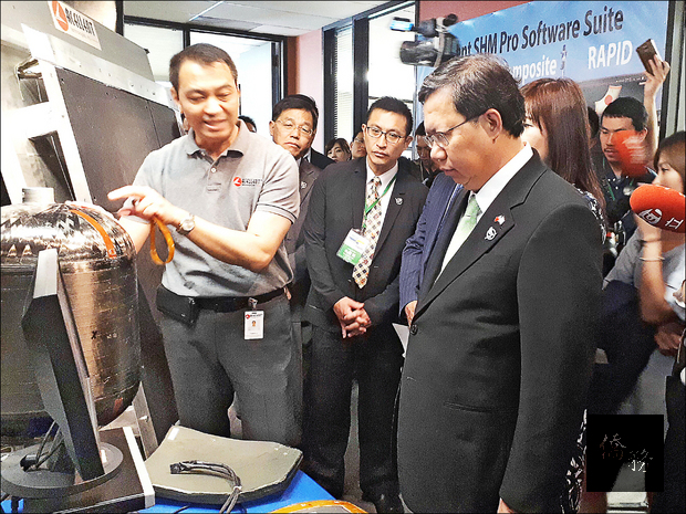 市長鄭文燦（右）參觀Acellent Technologies研發的檢測產品。
（自由時報提供）
