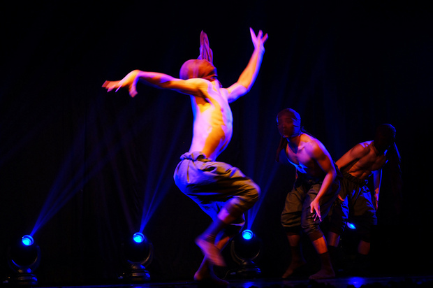 台藝大「大觀舞集」學生舞者23日晚在新德里演出，自創舞蹈「忠」展現台灣男性剛毅面貌。（中央社提供）