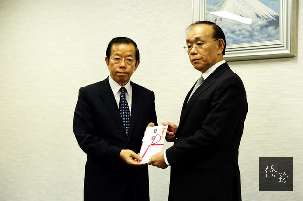 日本九州北部日前受破紀錄豪雨重創,中華民國駐日代表謝長廷(左)26日代表政府捐款200萬日圓,由日本台灣交流協會理事長谷崎泰明代表日本政府收下。(中央社提供)