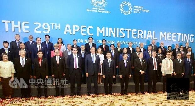 2017年亞太經濟合作會議（APEC）經濟領袖會議將於10 日到11日在越南峴港市舉行。經濟部長沈榮津（後右二）、國發會主委陳美伶（後右三）8日（當地時間）出席部長級年會開幕，並與各國出席代表合影留念。（中央社提供）