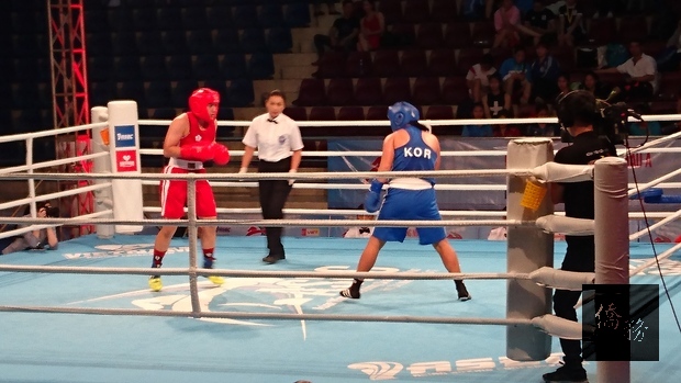 陳念琴（紅）7日在準決賽與韓國選手（藍）對戰。（駐胡志明市辦事處提供）