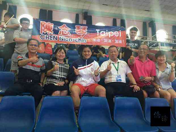 鄭文忠（左一）、張綺芬（左二）、陳念琴（左三）、李武男（左四）合影。（駐胡志明市辦事處提供）