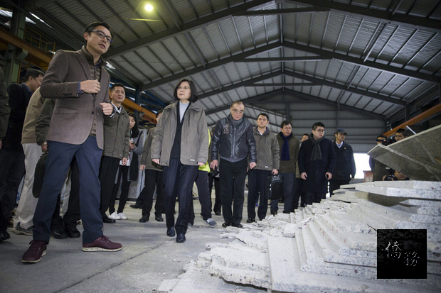 總統蔡英文9日在花蓮勘災，瞭解當地石材業者在這次震災中受到的影響與需求。（總統府提供）