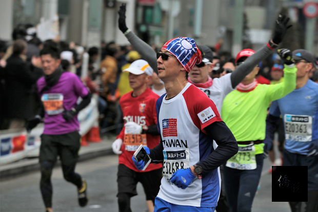 今年有約1000名台灣跑者參與日本東京馬拉松,多位穿著國旗配色且寫有「台灣」上衣的台灣跑者,對沿途日本民眾高喊台灣加油印象深刻,紛紛表示感動。(中央社提供)