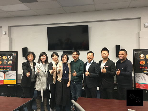 駐洛杉磯辦事處台灣書院主任楊婷媜（左4）主持特展前記者會。（駐洛杉磯台灣書院提供）