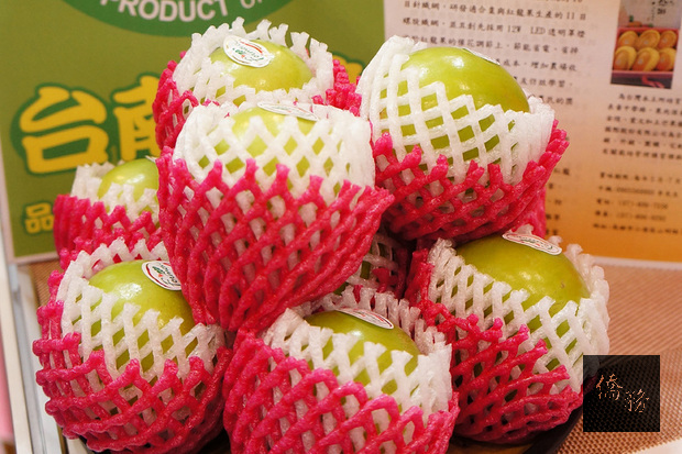 首批進軍日本的台南蜜棗6日起在東京國際食品展中亮相，台南市政府希望能一舉進攻日本市場，成為下一項外銷明星水果。（台南市農業局提供）