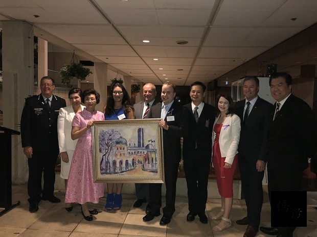 陳秋燕(左3)贈作品「昆士蘭州議會」予主辦的鄧肯州議員(右5)。