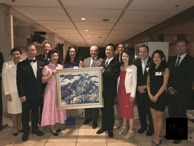 陳秋燕(左3)將作品「臺灣玉山」贈予洪振榮(右5)作為對家鄉臺灣的特別紀念與感恩。