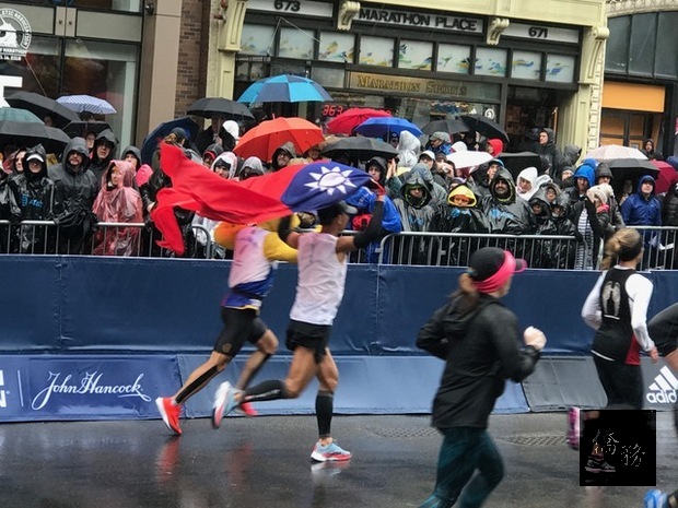 鮮麗的中華民國國旗出現在波馬賽道中，奪目耀眼。(駐波士頓辦事處提供)