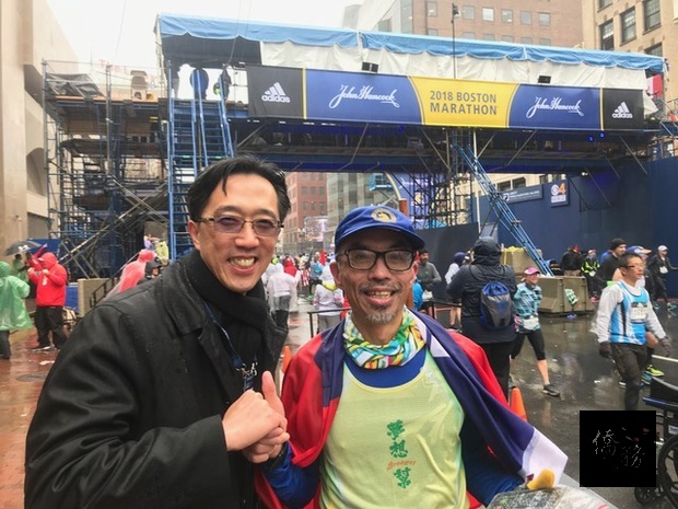 駐波士頓辦事處處長徐佑典(左)祝賀跑完馬拉松的台灣選手。(駐波士頓辦事處提供)