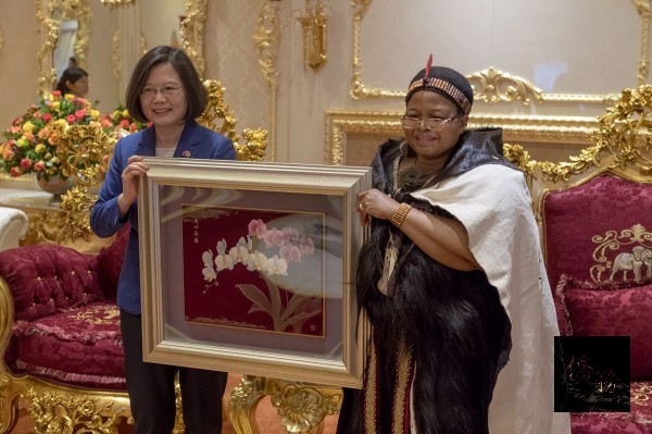 蔡英文總統拜會史瓦濟蘭王母恩彤碧（右），宣布將成立「溫室計劃」，培訓數百名史國偏鄉婦女。（總統府提供）