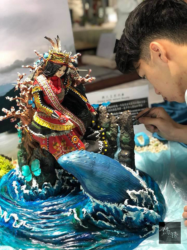 明道中學餐飲管理科學生王奕鈞，日前參加「新加坡國際美食競賽」，拿下翻糖組銀牌。他將作品命名為「與大自然共舞」，以台灣在地素材作為設計靈感，創作出一個與大海、鯨魚、台灣原生蝴蝶共舞的「原住民公主」，連部落公主的眼睫毛都是一根一根植上去的，工法相當精細。