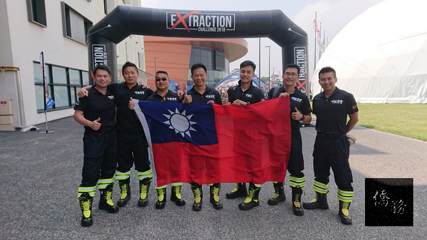 屏東縣消防局特搜大隊長鄭建德(中)與6名各縣市消防員組隊參加在法國舉辦的「車禍救援與創傷脫困競賽」勇奪優等,成功讓中華民國國旗在國際光榮飄揚。(鄭建德提供)