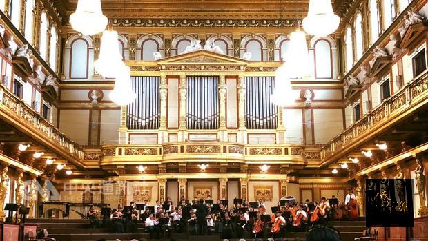 梅哲愛樂青少年管弦樂團在維也納的金色大廳，參加至高榮耀國際青少年音樂節，榮獲室內管弦樂團組第一名。（駐奧地利代表處提供）