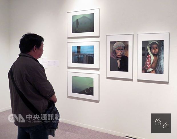 張照堂等11名台灣當代最具代表性攝影家的作品，7日起在日本四大專業美術館之一的清里攝影美術館展出，主題是「回望-台灣攝影家的島嶼凝視1970s-1990s」。