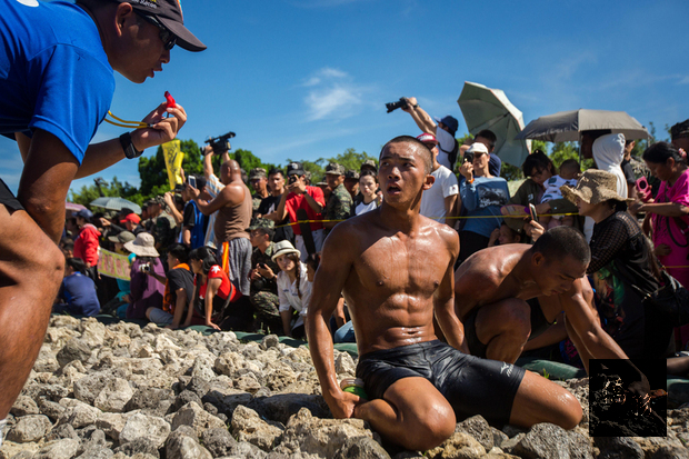 英國廣播公司團隊去年到台灣拍攝海軍陸戰隊兩棲偵搜大隊克難週最後關卡「天堂路」，在50公尺的礁石上設有重重關卡。（中央社提供）