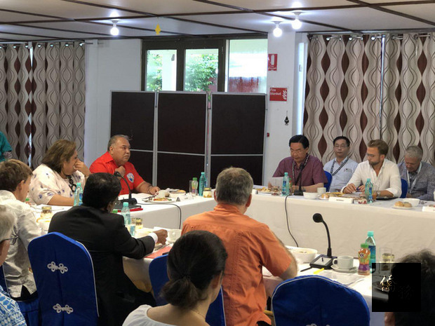 在太平洋島國論壇高峰會中，中國代表團特使杜起文因堅持先發言，遭主辦國諾魯總統瓦卡指為「傲慢無禮」、「仗勢欺人」。（自由時報提供）