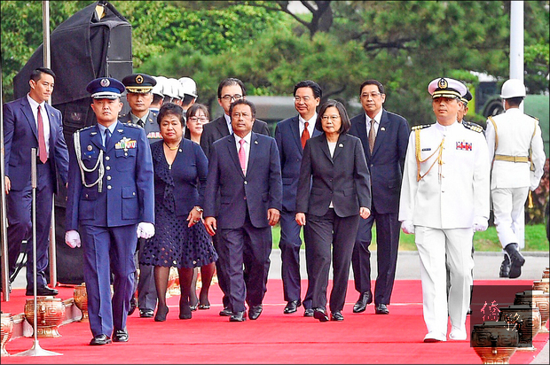 總統蔡英文昨在總統府前，以軍禮歡迎來台訪問的帛琉總統雷蒙傑索。（自由時報提供）	 