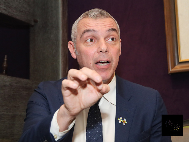 法國國民議會友台小組主席賽沙里尼（Jean-François Cesarini）熱愛藝術，從事作詞已有10年之久的他，也曾寫一首情歌給台灣，訴說他對台灣的愛。（中央社提供）